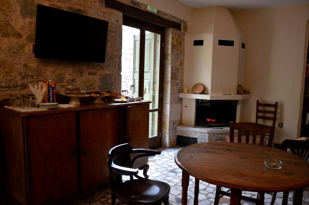 Messana Hotel Messini Bagian luar foto